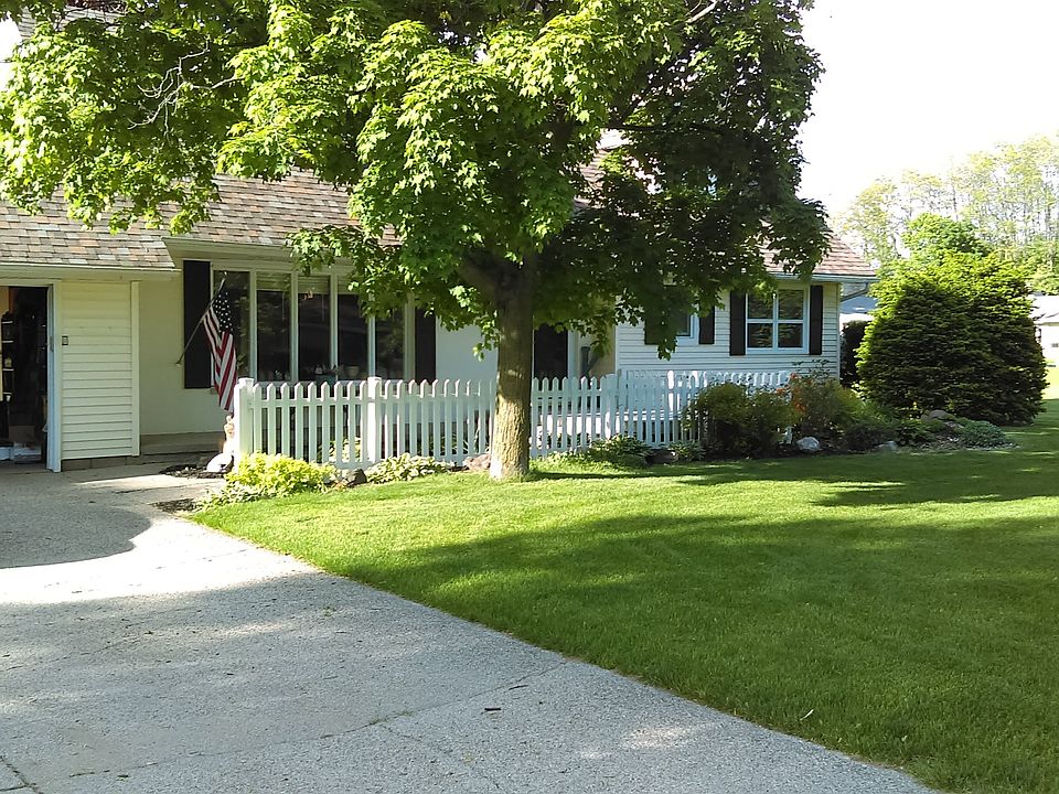 1st image of 23397 Parkwood Pl