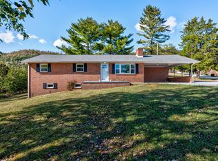 890 Butter & Egg Rd, Jacksboro, TN 37757