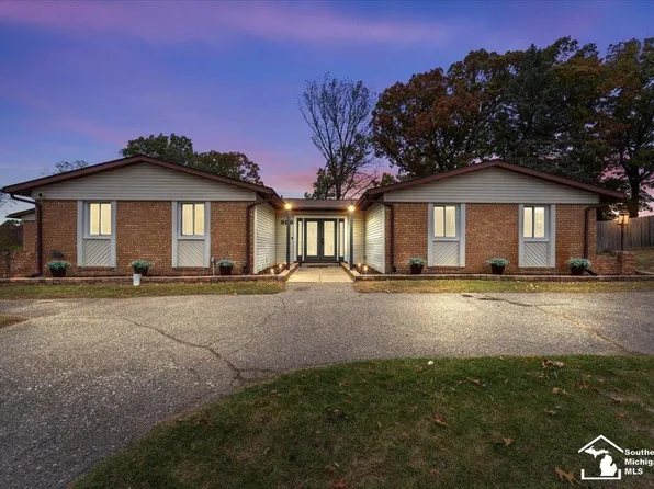 8118 Rene Dr, White Lake, MI 48386