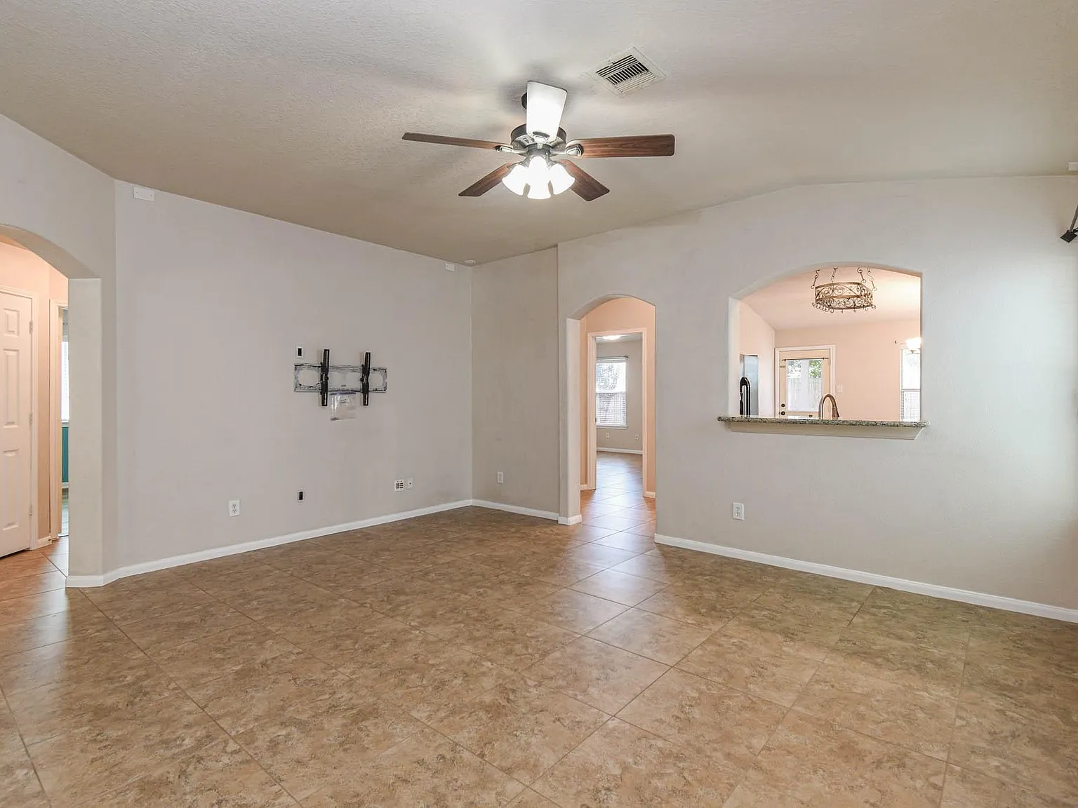 3 bed, 2.0 bath, 1434 sqft, $1,899 — Photo 3