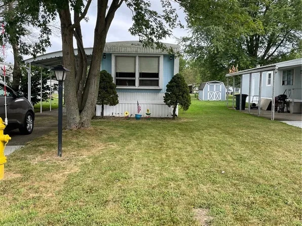 1084 Creekside Dr, Derby, NY 14047
