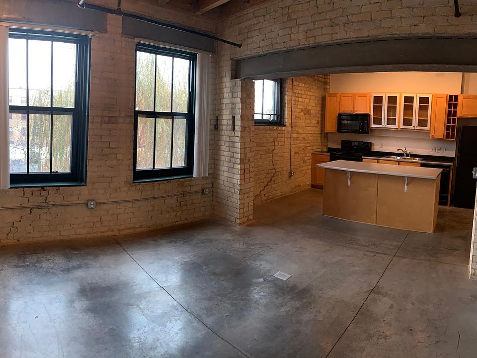 1st image of 2285 University Ave W