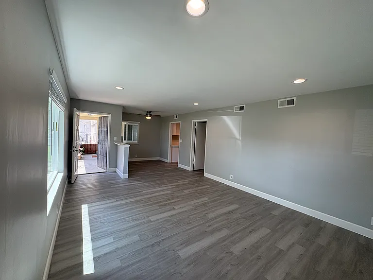 527 N Alameda Ave — Photo 4