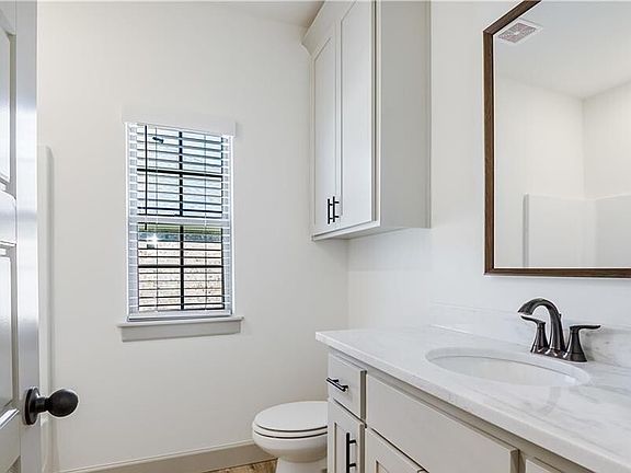 2nd image of 1000 Tracey Ln