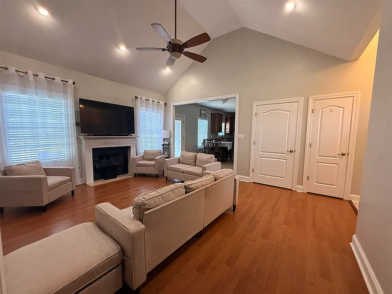 1826 Bellshire Way — Photo 9