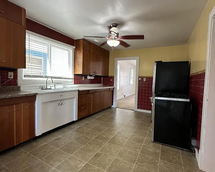 214 Broadway Ave S — Photo 4