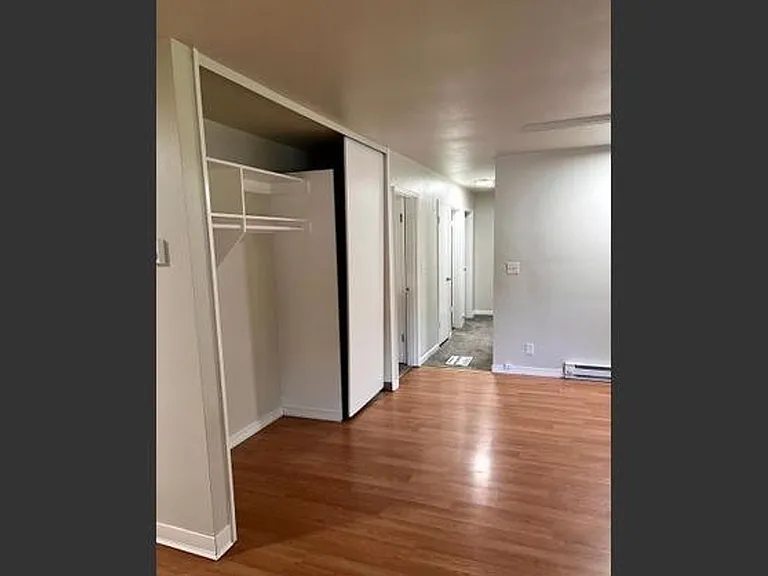 230-232 NE Azalea Dr — Photo 3