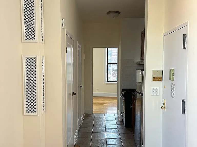 21 Leroy St #18 — Photo 3