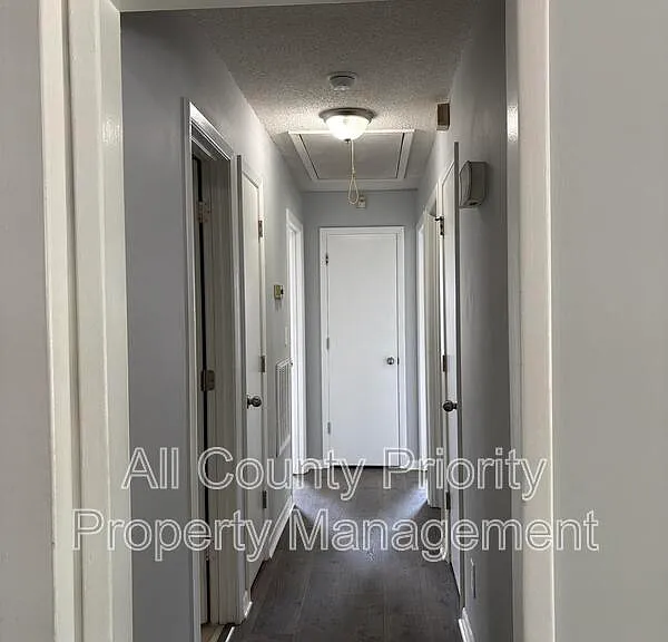 513 W Jones Ave — Photo 4