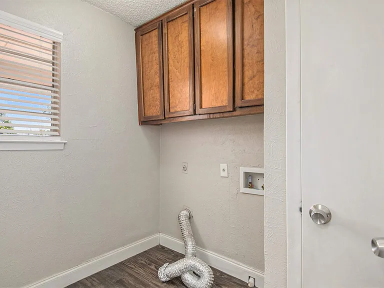 6915 W Cleburne Rd — Photo 12