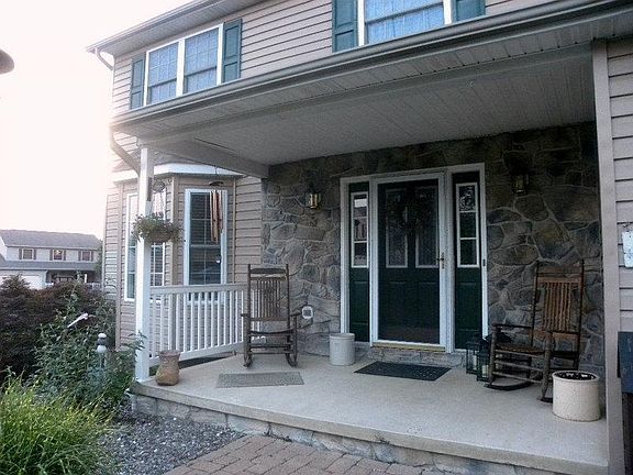 3rd image of 915 Melody Ln