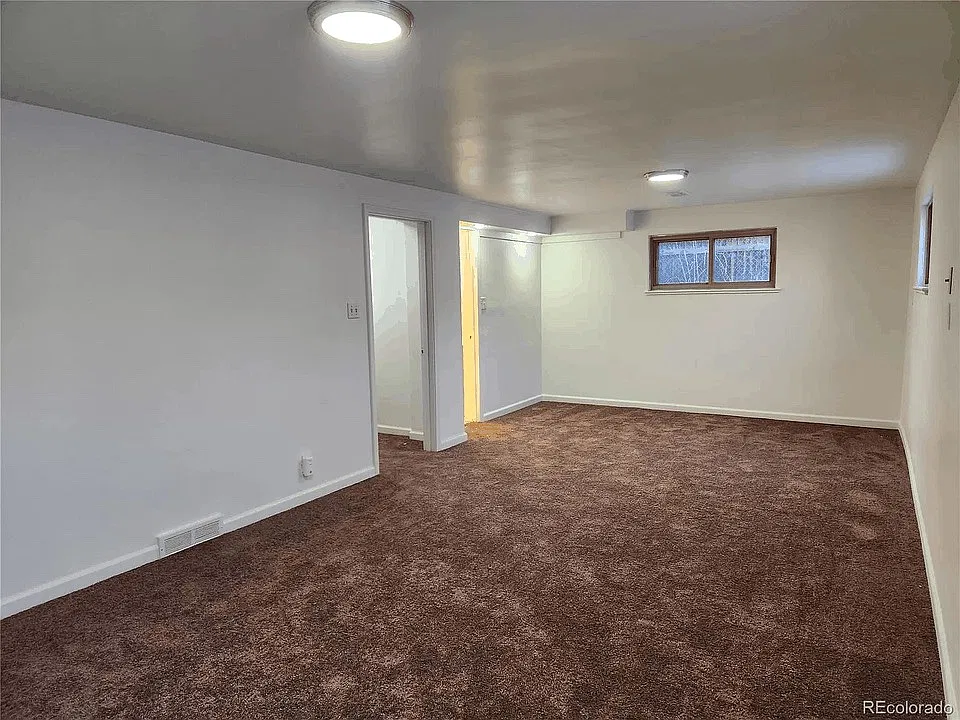 5 bed, 2061 sqft, $2,750 — Photo 2