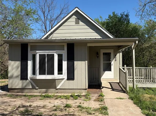 809 Seneca St, Leavenworth, KS 66048
