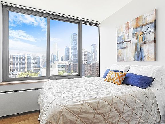 4th image of 225-227 W 60th St #16E