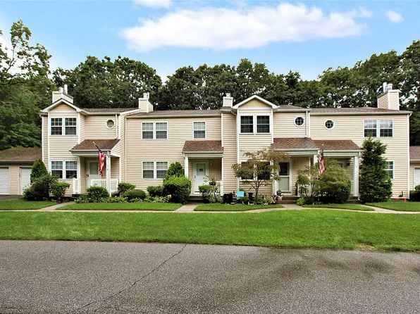10 Chase Cmns, Yaphank, NY 11980