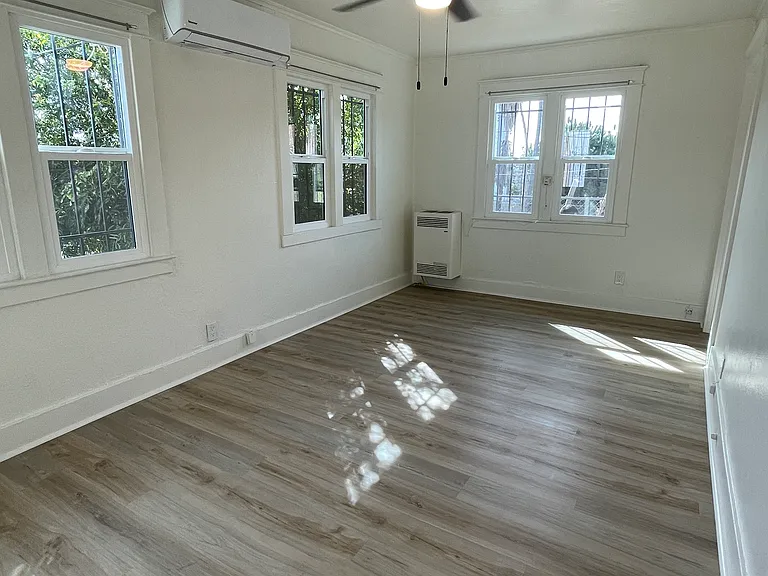 515 N Burlington Ave — Photo 16
