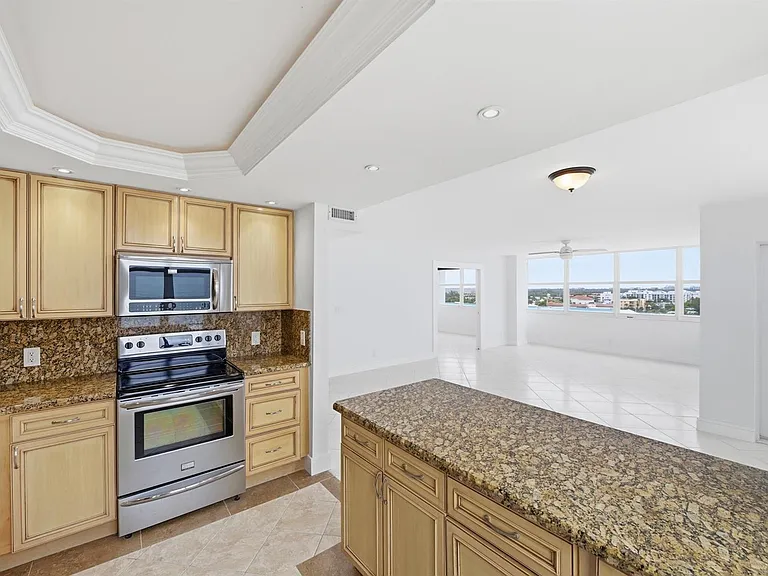 800 SE 20th Ave #901 — Photo 9