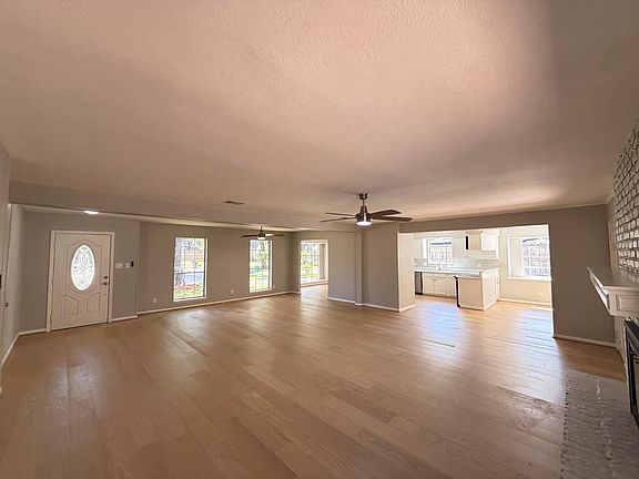 4th image of 9814 Foxrun Ct