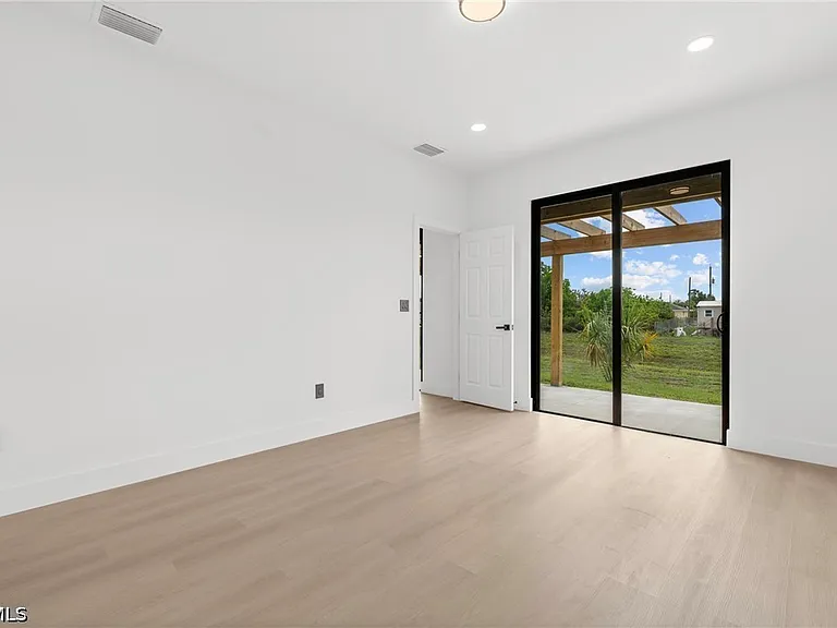 8033 Oakleaf Cir — Photo 12