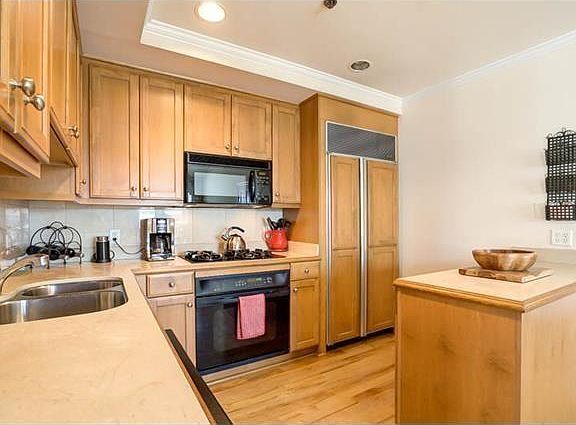 5th image of 920 Poeyfarre St Penthouse 18
