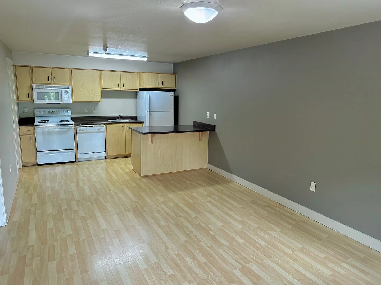 Gateway 2nd Story Condo with Laminate H/W's, A/C, Laundry In-Unit — Photo 3
