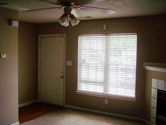 Living Room/Foyer Area