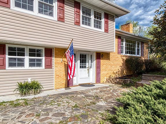 4th image of 1600 Thomas Ln