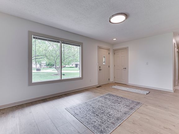 3rd image of 146 Parkview Dr