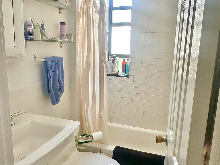 215 E 4th St #22 — Photo 6