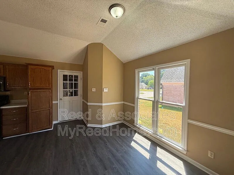 3 bed, 2.0 bath, 1679 sqft, $1,925 — Photo 4