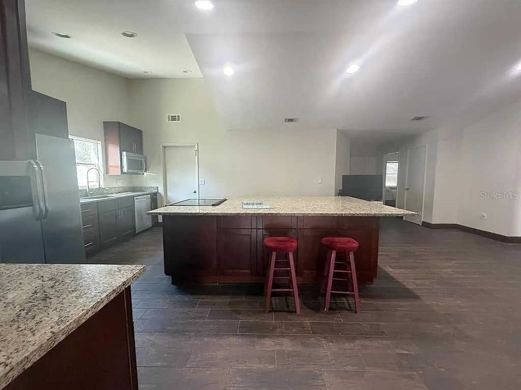 3 bed, 2.0 bath, 1783 sqft, $2,395 — Photo 4
