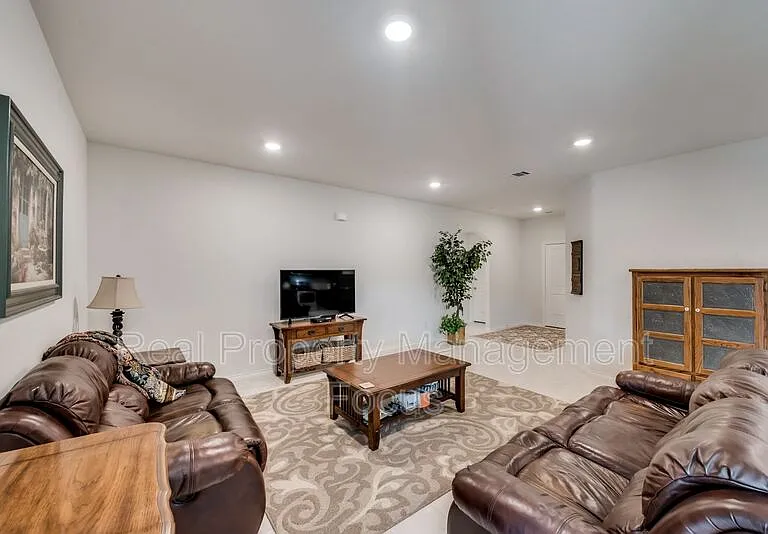 809 Meadow Wood Ln — Photo 4