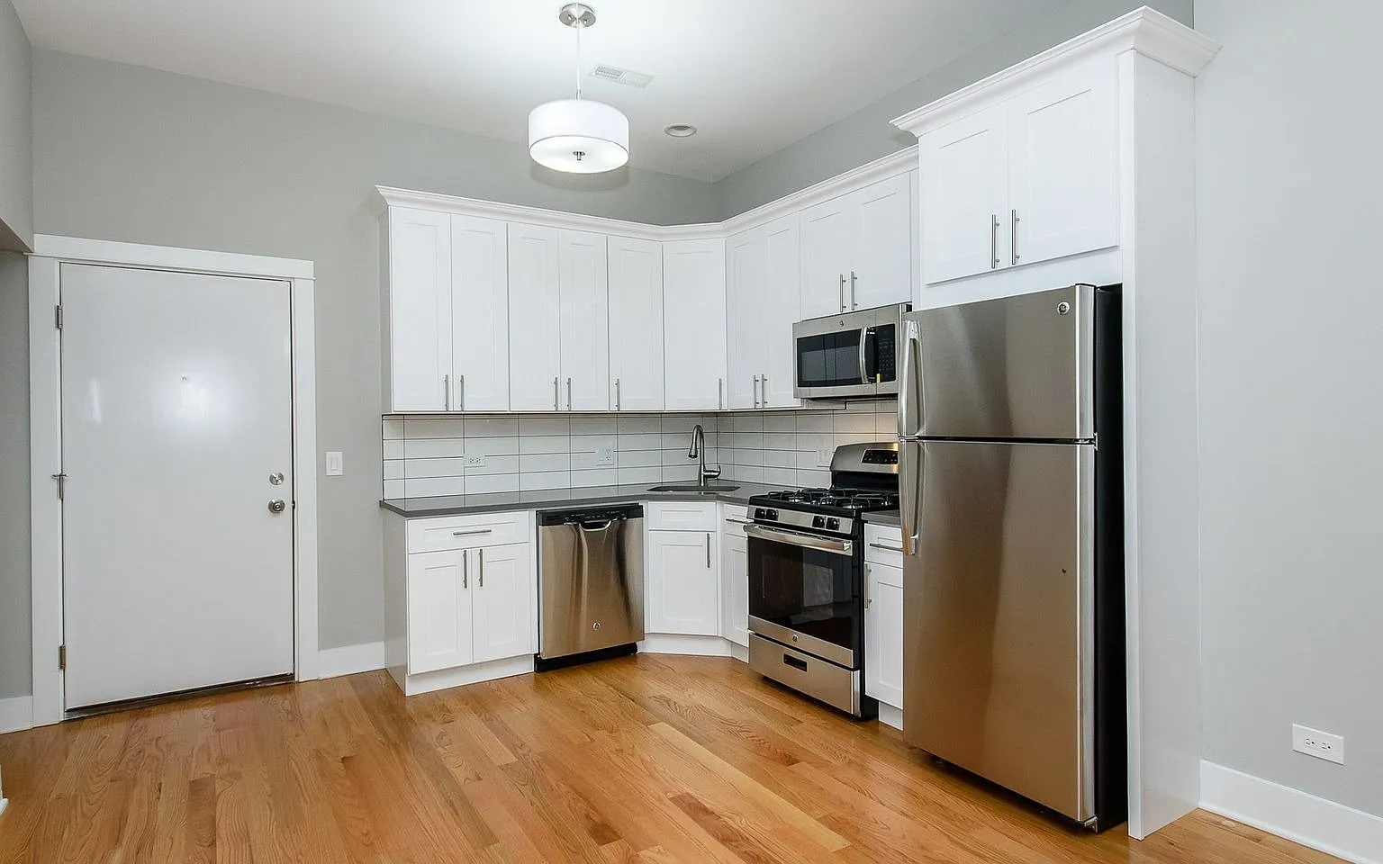Very Spacious, Top Floor 1bd/1bth Ukrainian Village, Available Now! — Photo 1