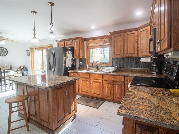3rd image of 21 Bailey Hill Rd
