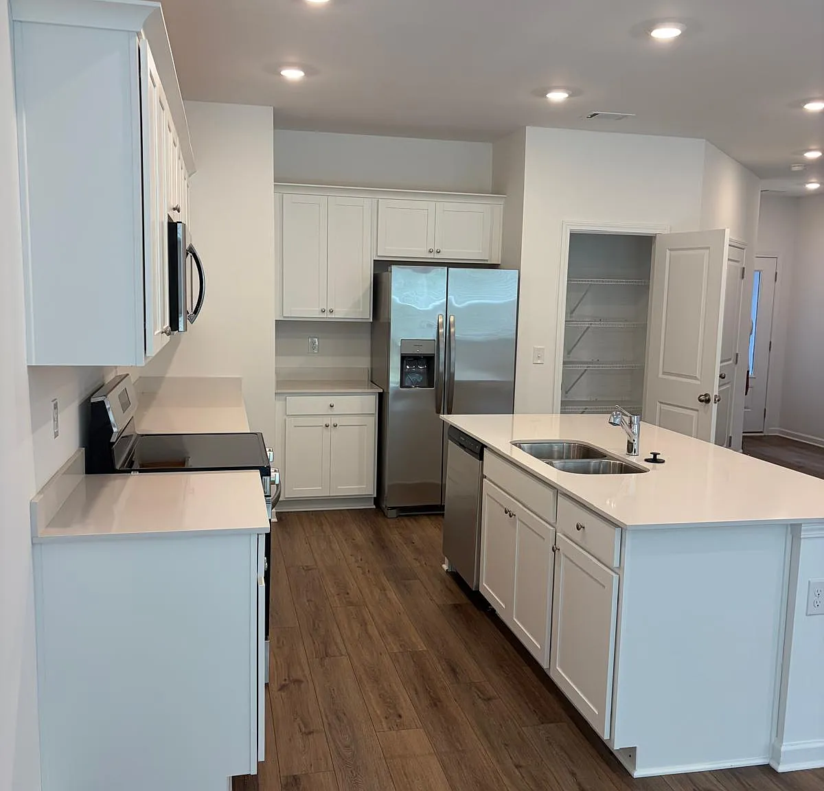 3 bed, 1815 sqft, $1,999 — Photo 2