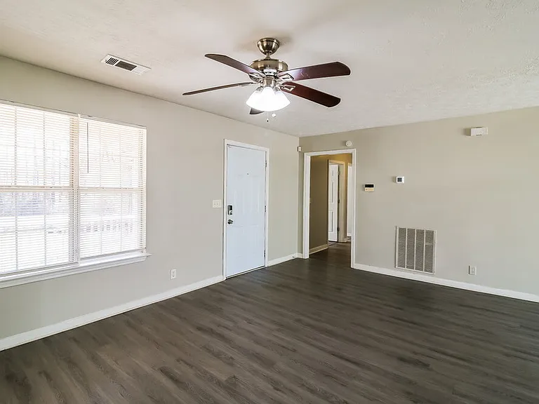 1113 Spring Creek Cir — Photo 5