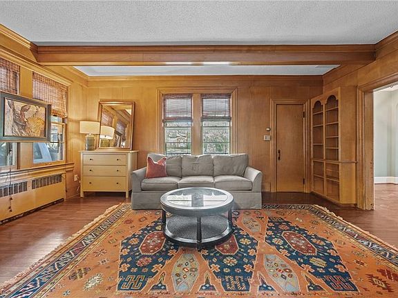 21st image of 224 W Colonial Dr