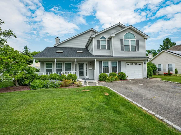 139 Paris Court, West Islip, NY 11795