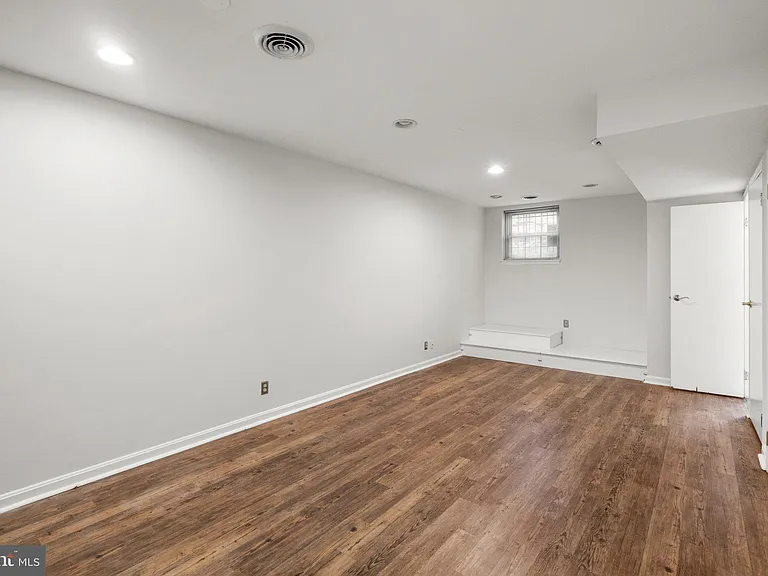 1120 S Kenwood Ave — Photo 25