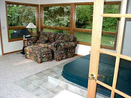 Sun room (with indoor hot tub)