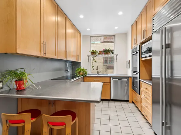 655 Park Avenue image 7 of 13