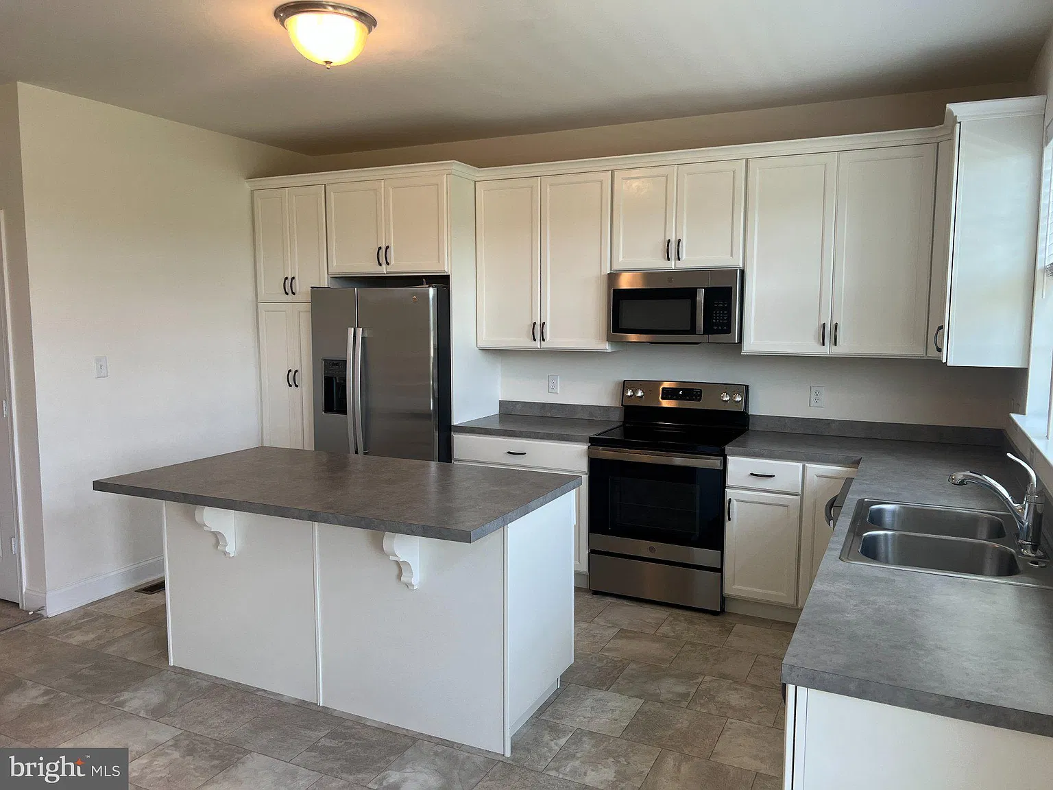 3 bed, 2.5 bath, $1,990 — Photo 4