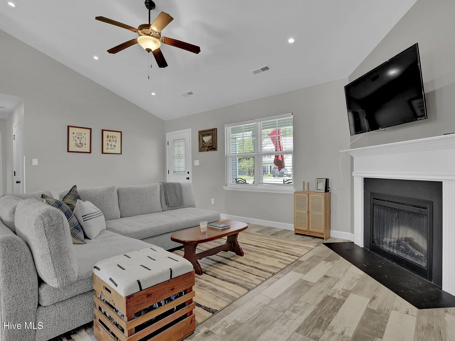 3 bed, 2.0 bath, $2,400 — Photo 3