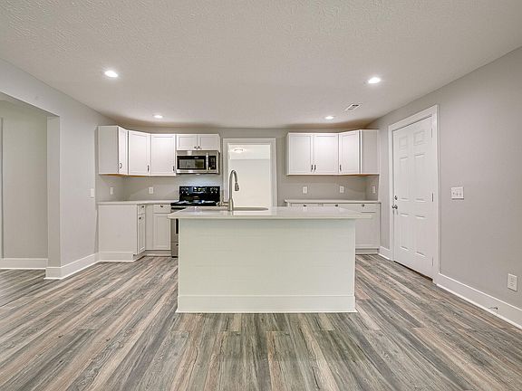 5th image of 4017 Woodbury Pike