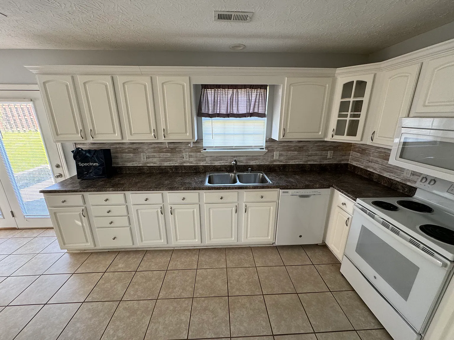 2 bed, 2.5 bath, 1500 sqft, $1,300 — Photo 4