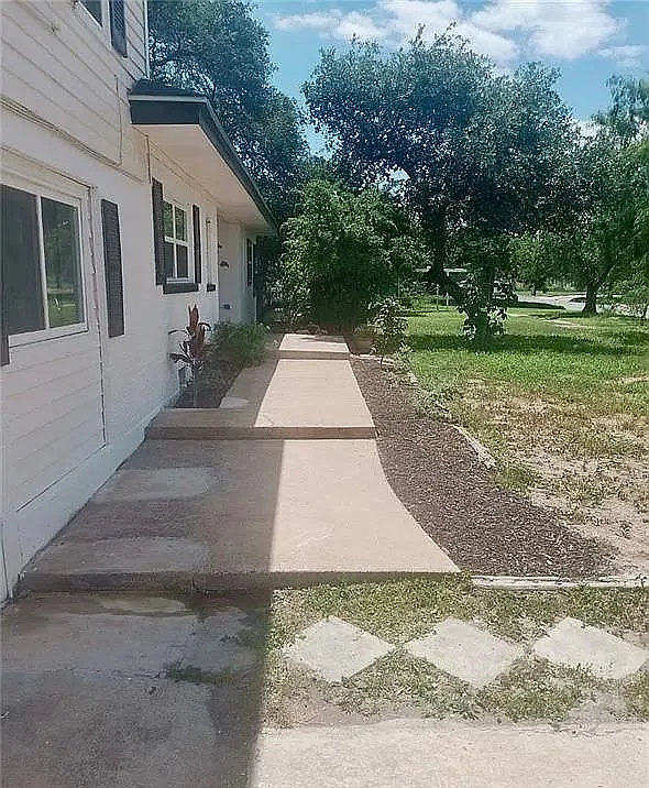 4 bed, 2.5 bath, 2732 sqft, $2,200 — Photo 3