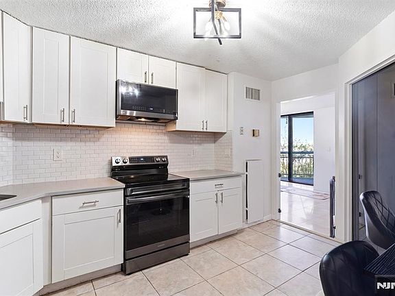 4th image of 831 Harmon Cove Tower