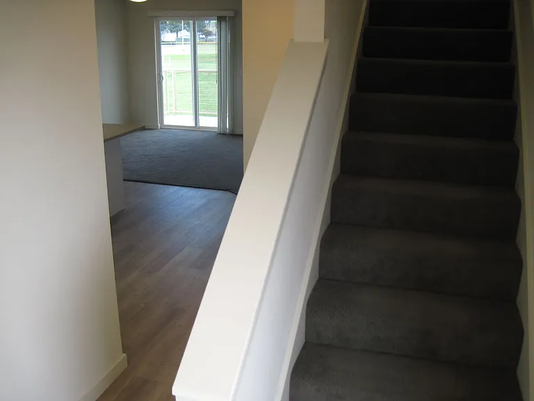 Spacious 3 Bed, 2 Bath, 1250 Square Foot Apartment with Air Conditioning. — Photo 4