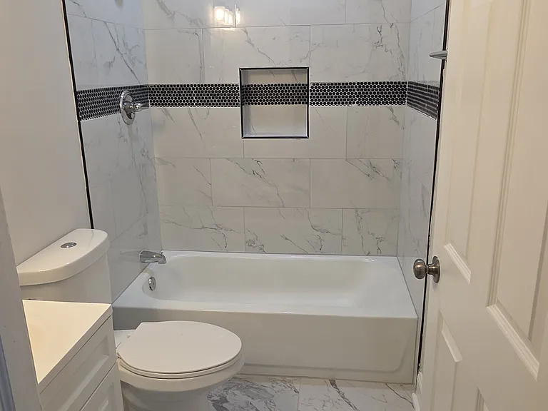 415 E 21st St — Photo 5