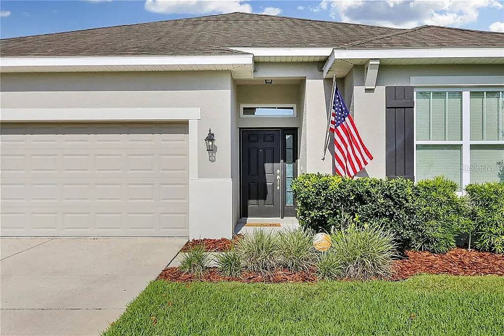 3 bed, 2100 sqft, $2,500 — Photo 3